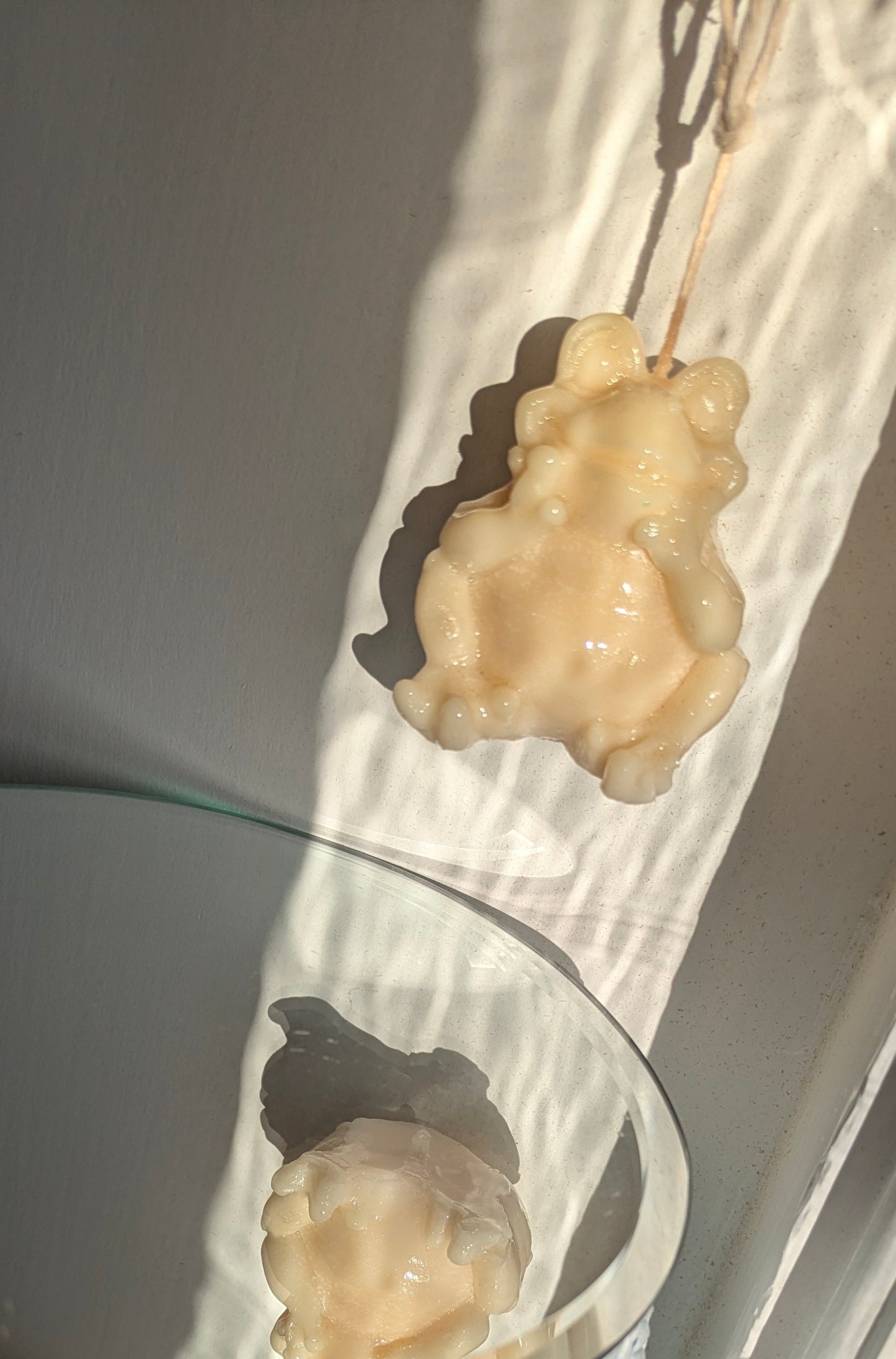 Squatted White Cute Frog - Gloss Candle