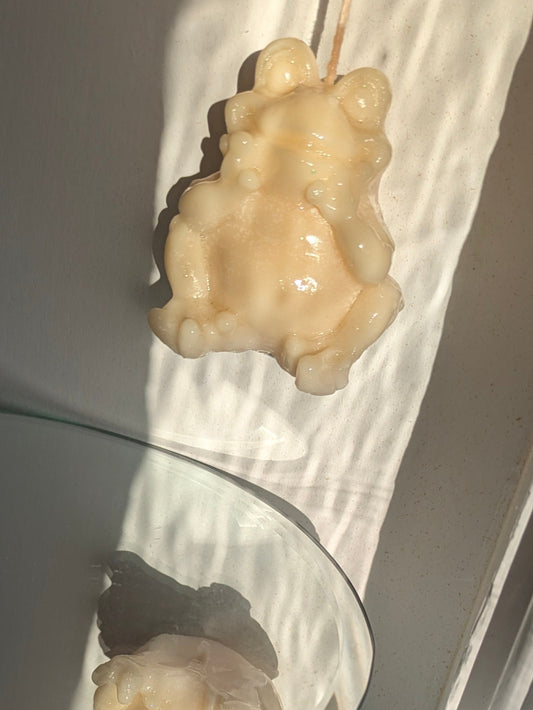 Squatted White Cute Frog - Gloss Candle